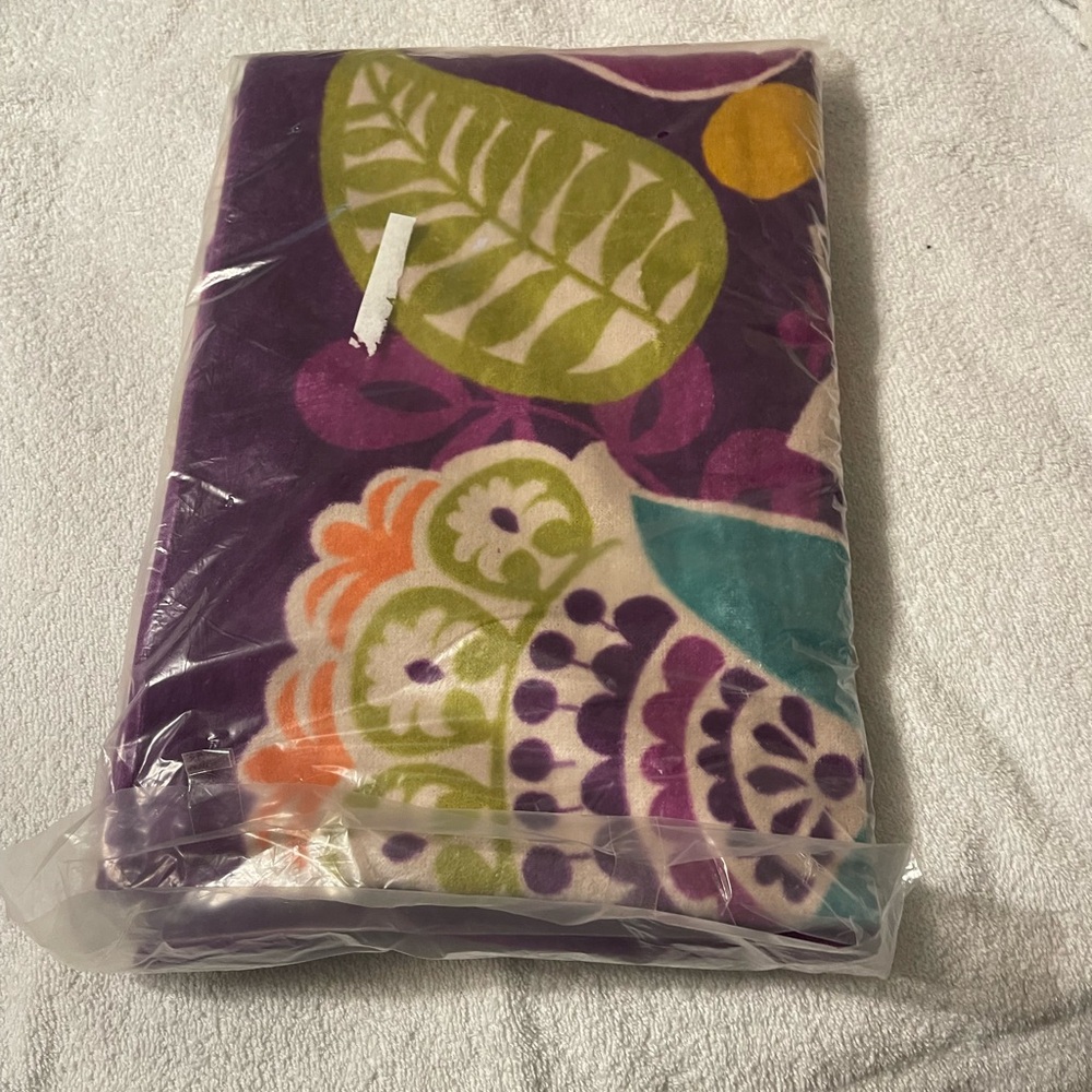 NWT Vera Bradley Plum Crazy Beach Towel NWT - Picture 4 of 8